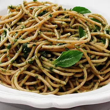 Espaguete integral com pesto de rúcula