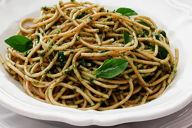 Espaguete integral com pesto de rúcula