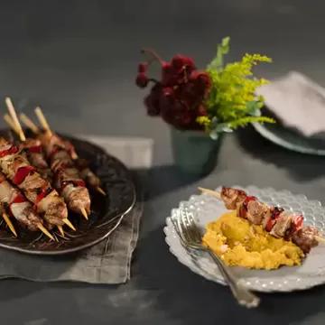 Espetinho de frango com pimentão e cebola