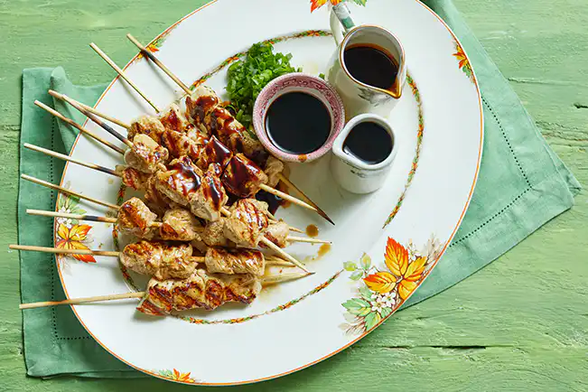 Espetinho de frango oriental com molho teriyaki