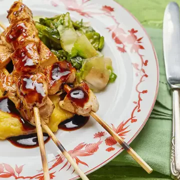 Espetinho de frango oriental com purê de banana