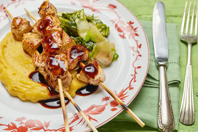 Espetinho de frango oriental com purê de banana