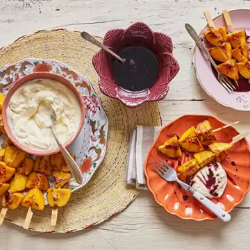 Espetinho de pêssego com calda de vinho