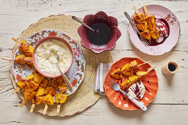 Receita de Espetinho de pêssego com calda de vinho