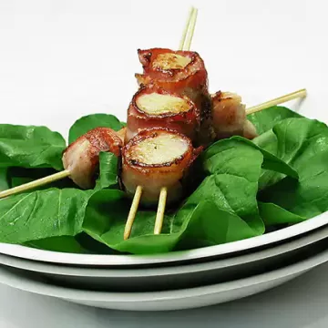 Espetinho de vieiras com bacon
