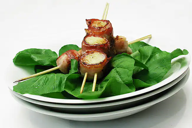 Espetinho de vieiras com bacon