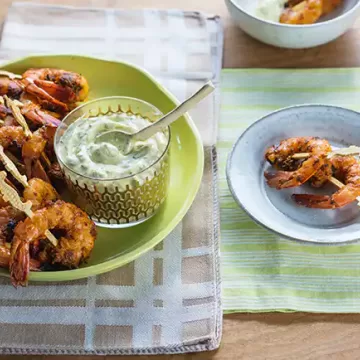 Espetinhos de camarão picante com maionese de endro e limão