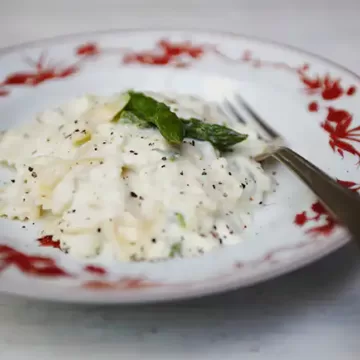 Farfalle ao molho cremoso de bacalhau e aspargos
