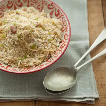 Farofa de biju com bacon e raspas de limão