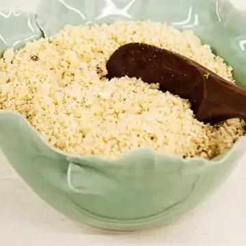 Farofa de biju com castanha-do-pará