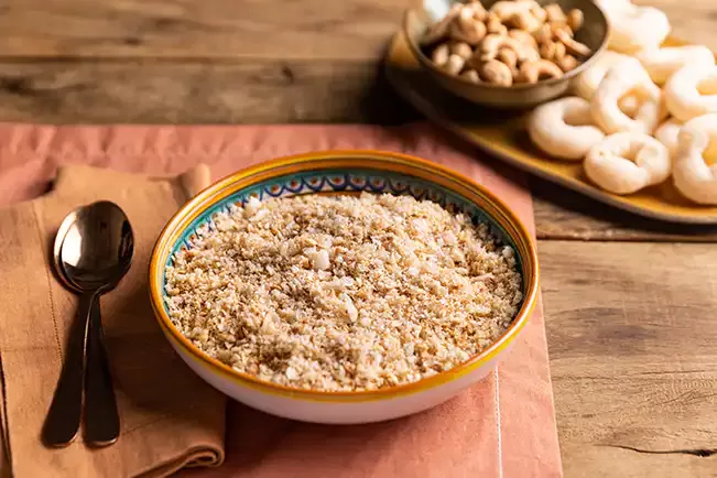 Receita de Farofa de biscoito de polvilho com castanha-de-caju