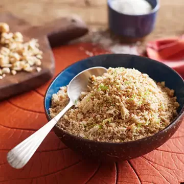 Farofa de coco com castanha-de-caju e limão