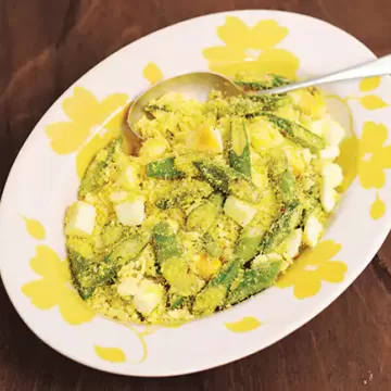 Farofa de quiabo com ovos cozidos