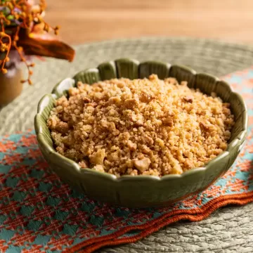 Farofa doce de castanha-de-caju com raspas de laranja