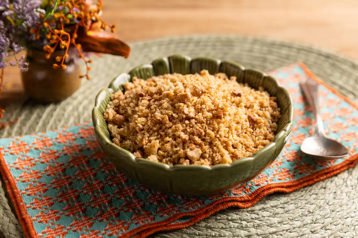 Farofa doce de castanha-de-caju com raspas de laranja