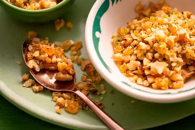 Receita de Farofinha de nozes com uva-passa e limão