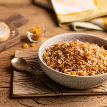 Farofinha de pão com parmesão e uva-passa