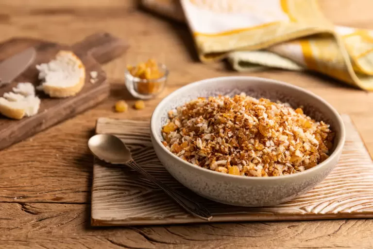 Receita de Farofinha de pão com parmesão e uva-passa