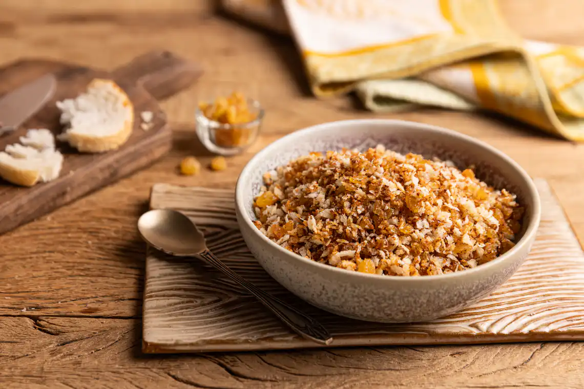 Farofinha de pão com parmesão e uva-passa