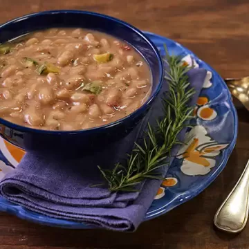 Feijão-branco com abobrinha, tomate e alecrim