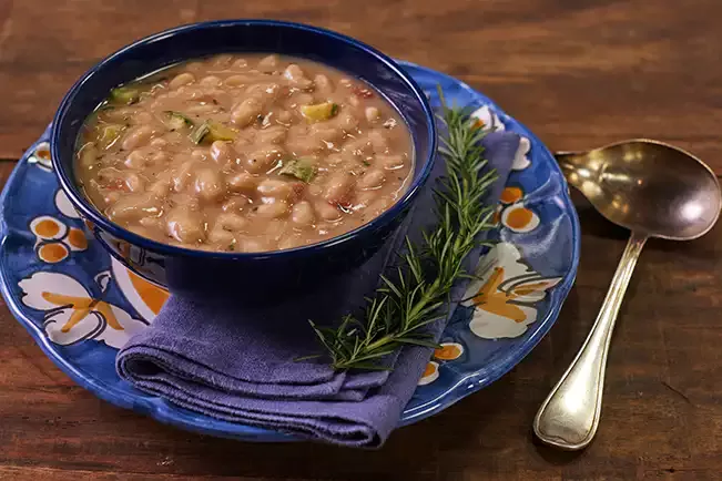 Receita de Feijão-branco com abobrinha, tomate e alecrim