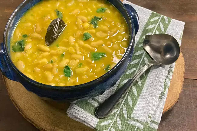 Receita de Feijão-branco com cúrcuma e coentro
