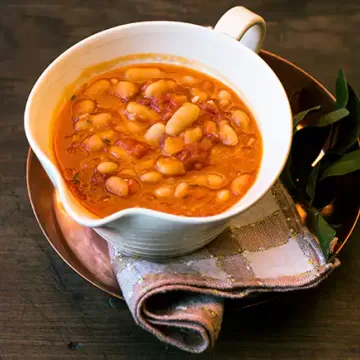 Feijão-branco com molho de tomate