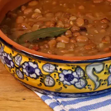 Feijão com bacon e tomate