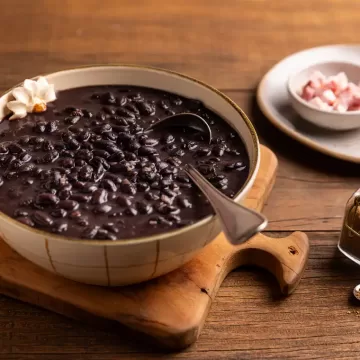 Feijão-preto com bacon e cominho
