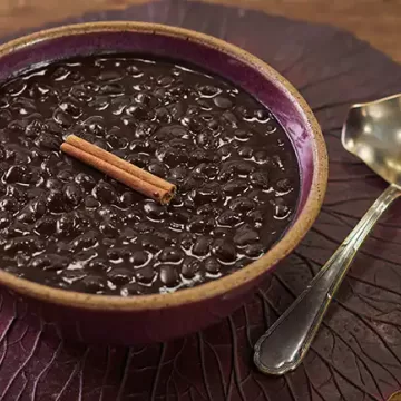 Feijão-preto com canela, cominho e pimenta-de-caiena