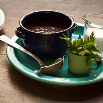 Feijão-preto com linguiça e leite de coco