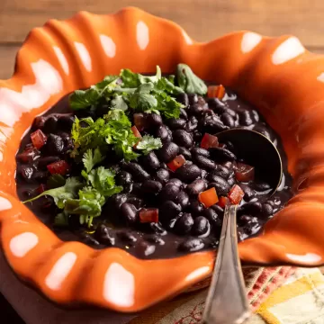 Feijão-preto com tomate e folhas de coentro