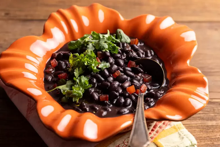Receita de Feijão-preto com tomate e folhas de coentro