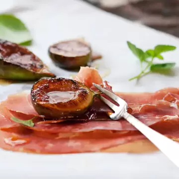 Figo caramelizado com presunto cru