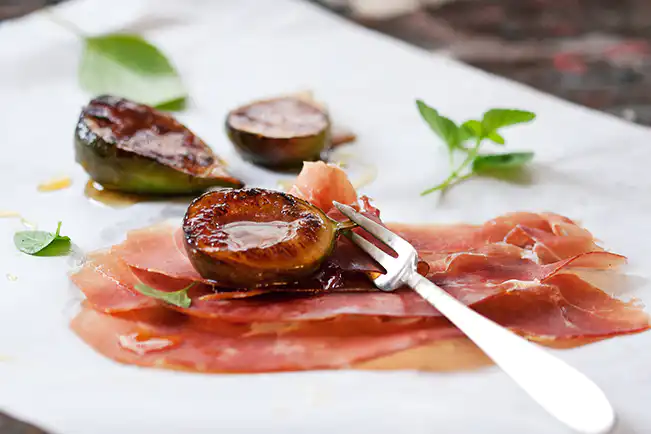 Figo caramelizado com presunto cru