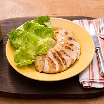 Filé de frango grelhado com páprica e coentro