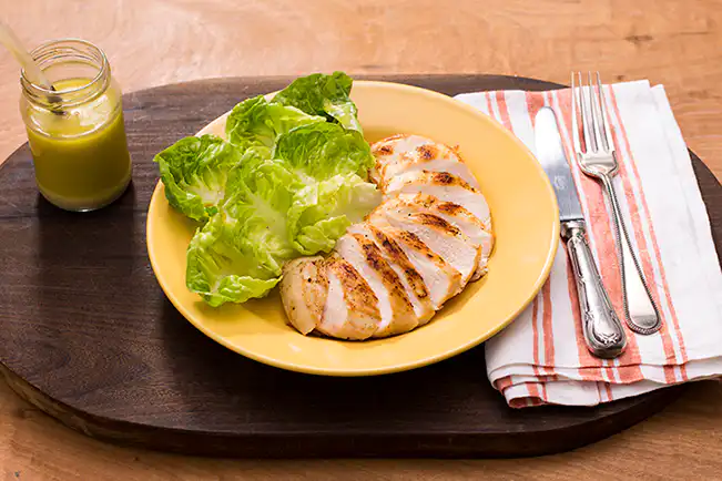 Filé de frango grelhado com páprica e coentro