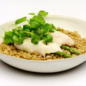 Filé de peixe enrolado com aspargos e salada de lentilha