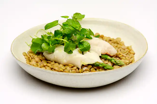 Filé de peixe enrolado com aspargos e salada de lentilha