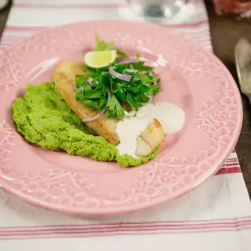 Filé de pescada frita com saladinha de ervas e purê de ervilha