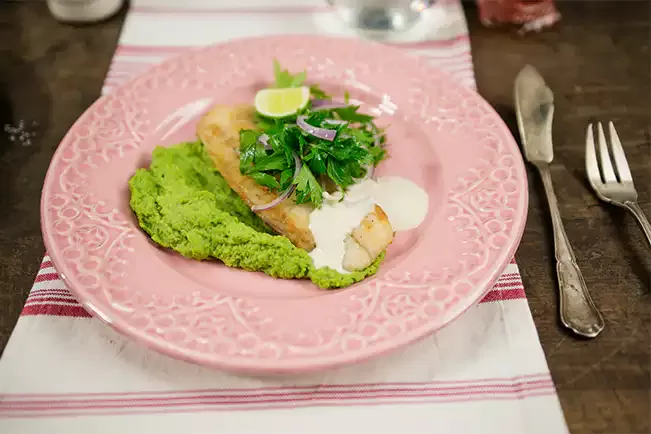 Receita de Filé de pescada frita com saladinha de ervas e purê de ervilha