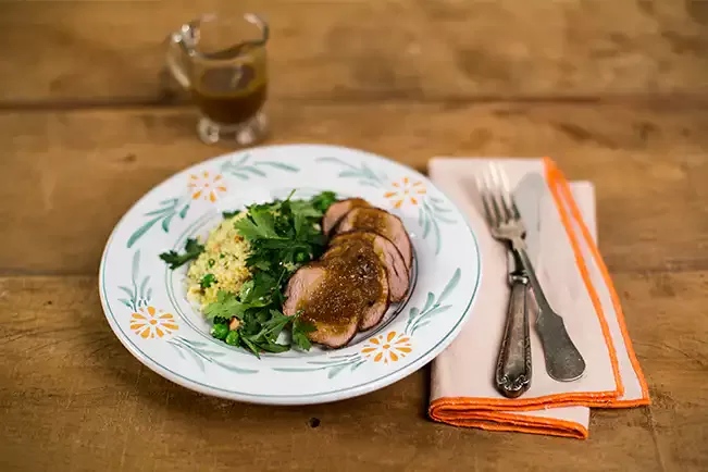 Receita de Filé mignon suíno com molho de geleia e cuscuz marroquino