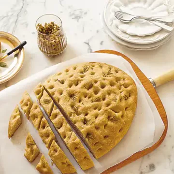 Focaccia de alecrim com tapenade