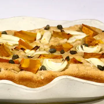 Focaccia integral com abóbora, cebola e alcaparras