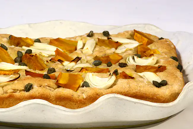 Focaccia integral com abóbora, cebola e alcaparras