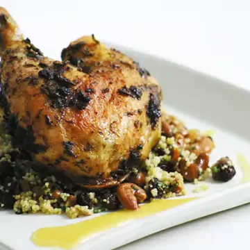 Frango assado com cuscuz marroquino e frutas secas