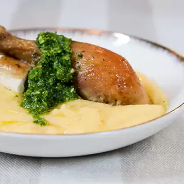 Frango assado prático com polenta e molho pesto brasileiro