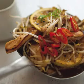 Frango com broto de feijão, laranja e pimenta dedo-de-moça