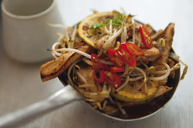 Frango com broto de feijão, laranja e pimenta dedo-de-moça