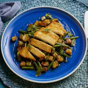 Frango com crosta de parmesão e panzanella de frigideira (salada morna)